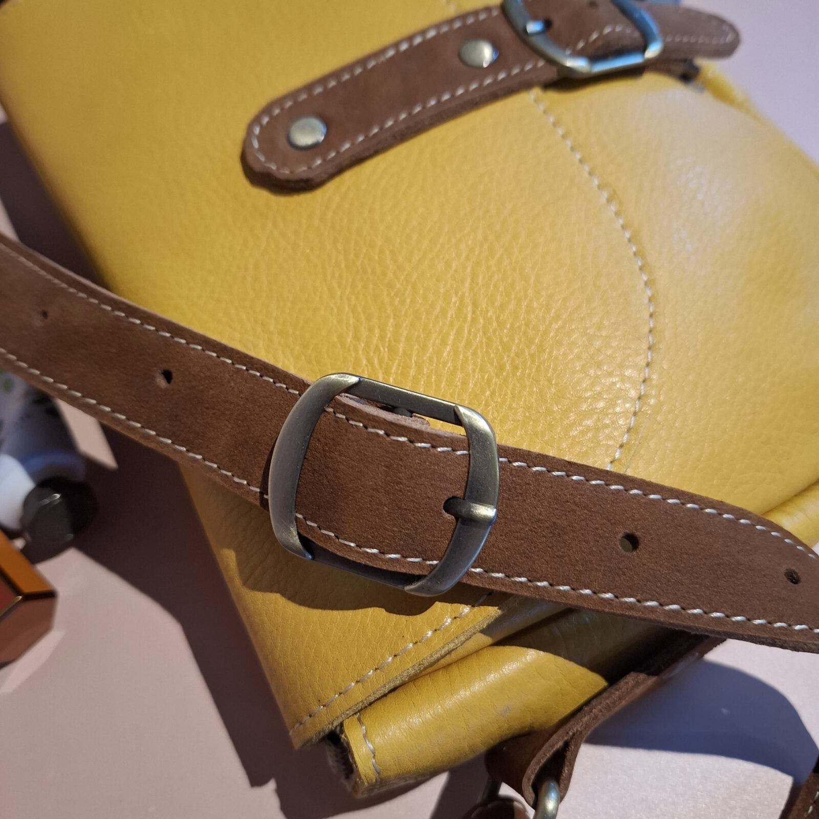 sac à main jaune en cuir