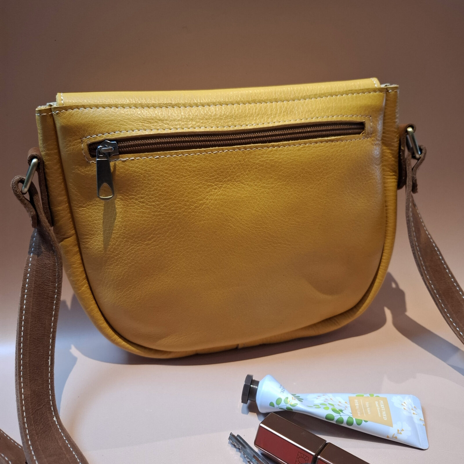 sac à main jaune en cuir vu de dos