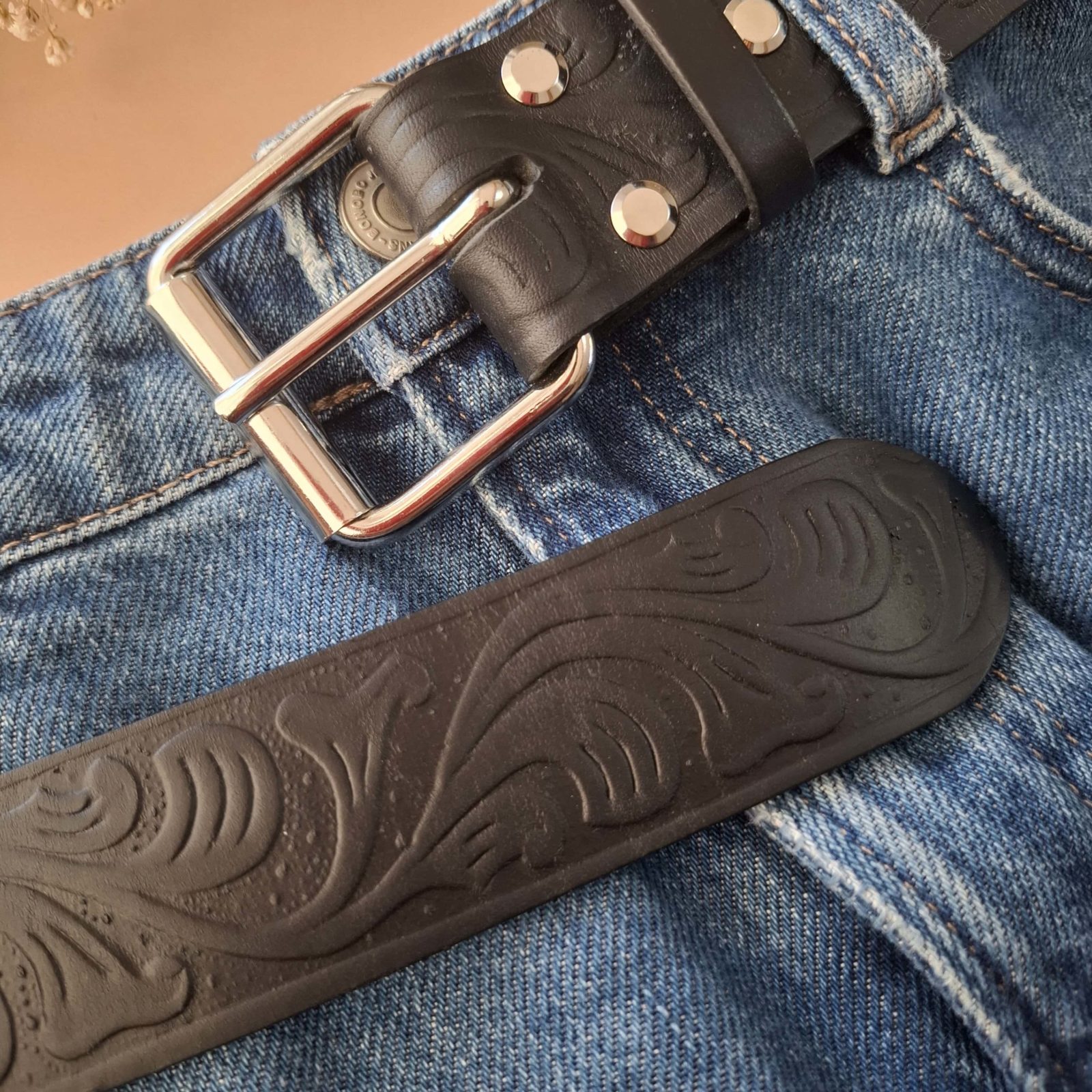 ceinture large noire cuir embossé