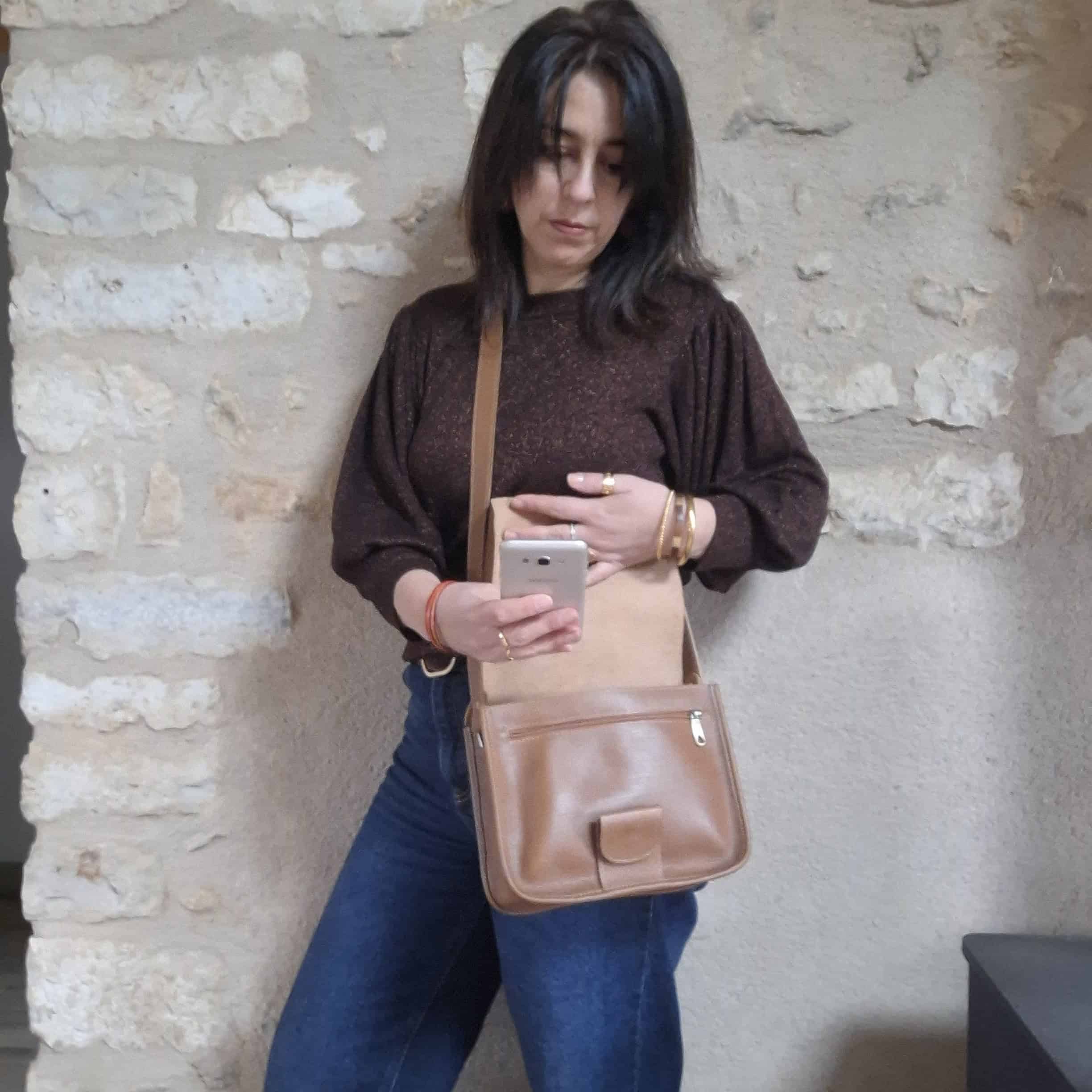 sac vintage cuir beige utilisé au quoitidien