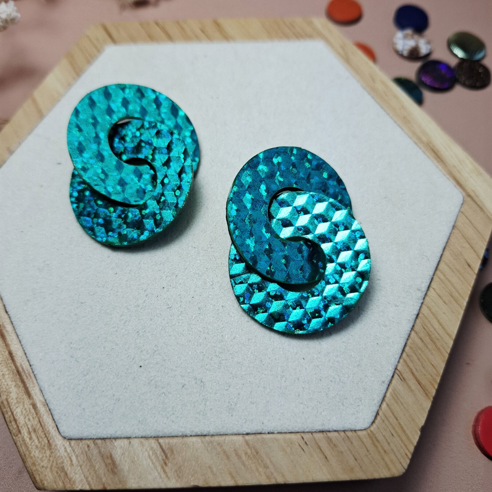 Boucles d'oreilles géométriques cuir holographiqhe vert