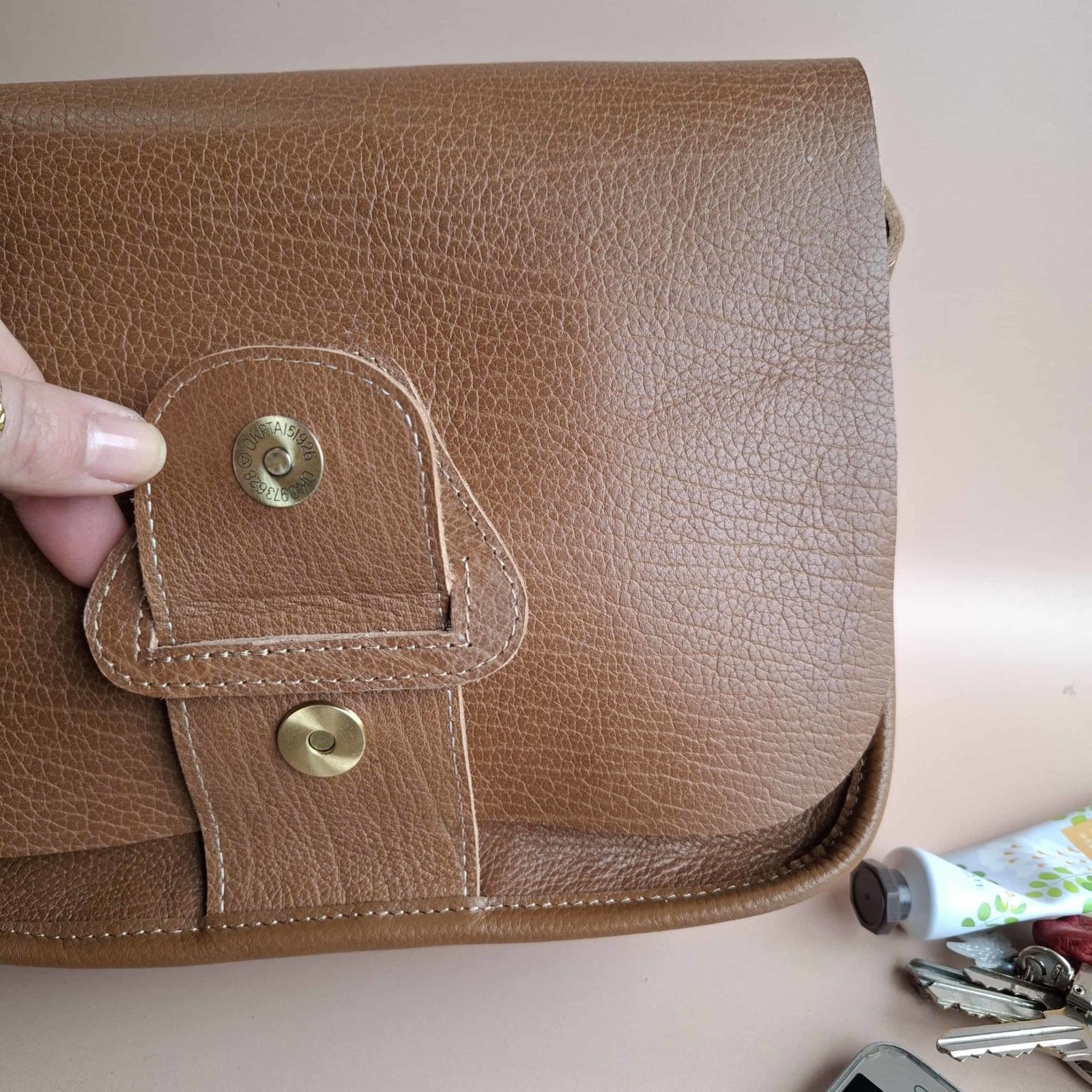 attache aimantée sac vintage cuir beige