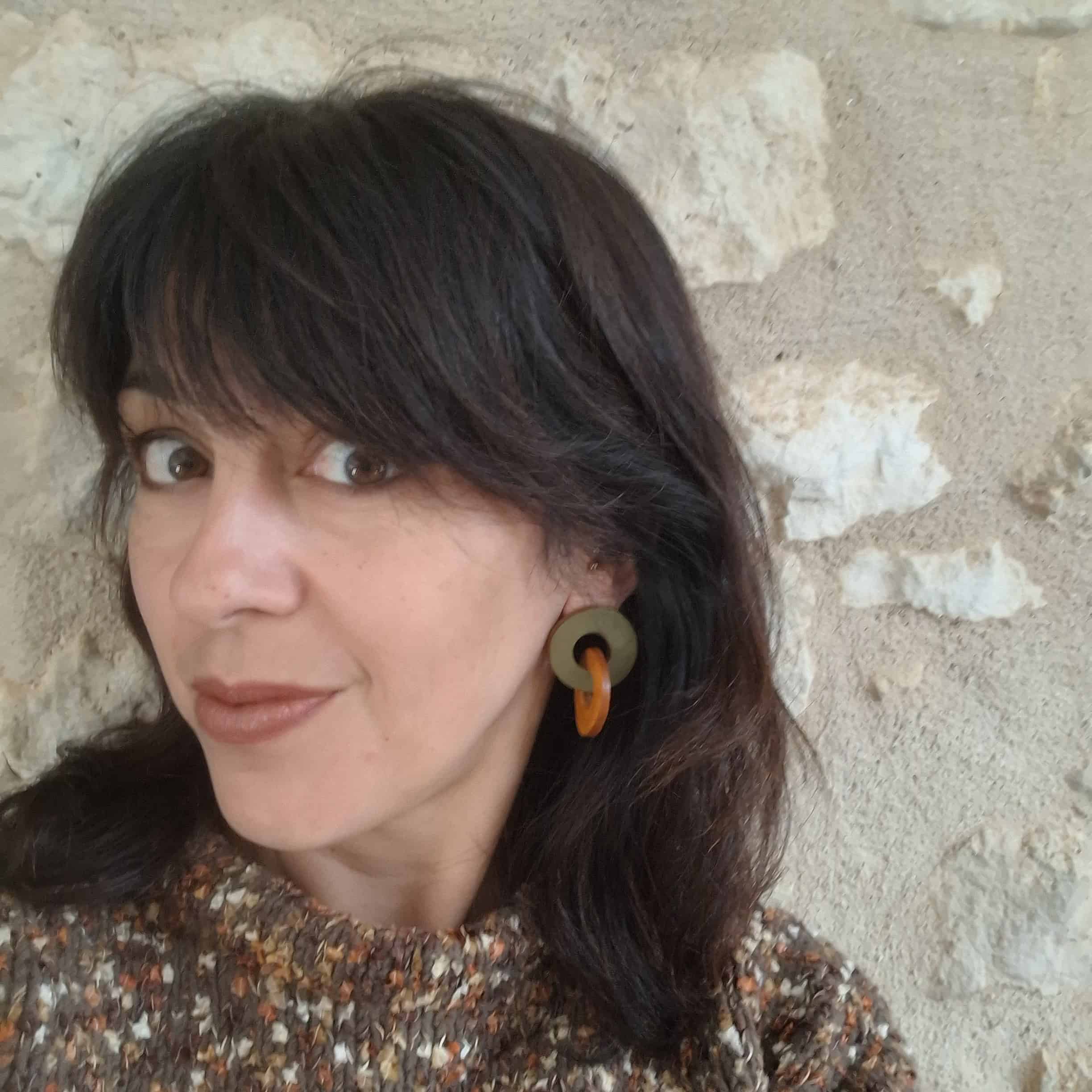 exemple porté boucles géométriques en cuir portées aux oreilles