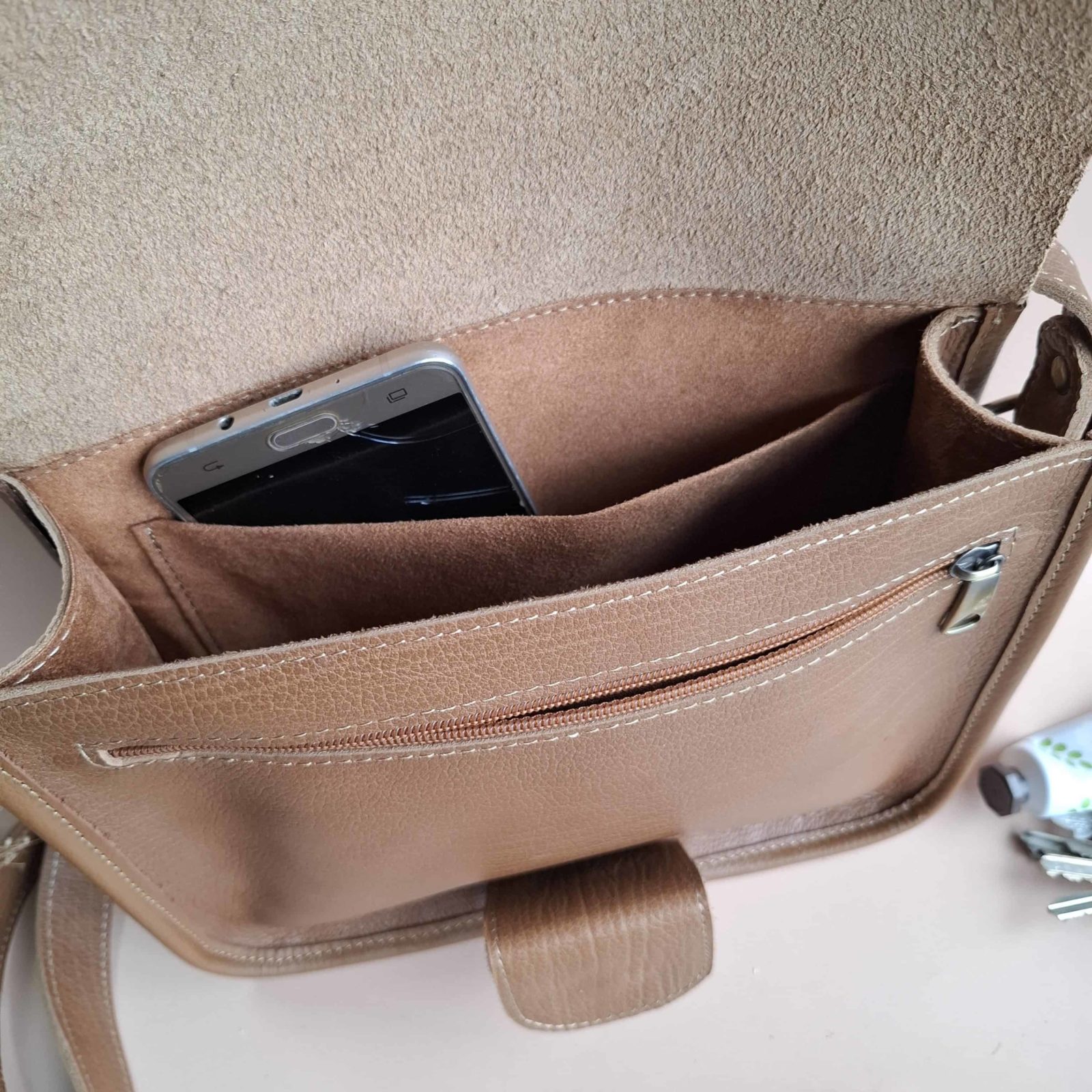 Intérieur compartimenté du sac vintage cuir grainé beige